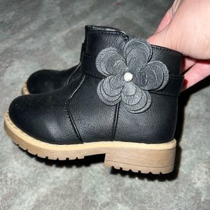 Baby girl like new black boots with flower